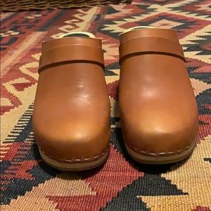 Classic heeled leather clog